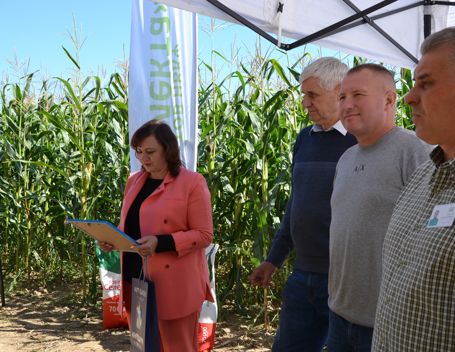 Понад двадцять гібридів кукурудзи представили аграріям з різних регіонів України у Хмільницькій громаді
