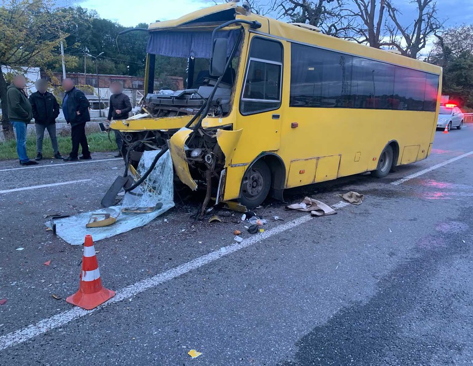 В Якушинцях поблизу Вінниці водій автобуса зіткнувся з вантажівкою. В результаті аварії постраждало 8 людей