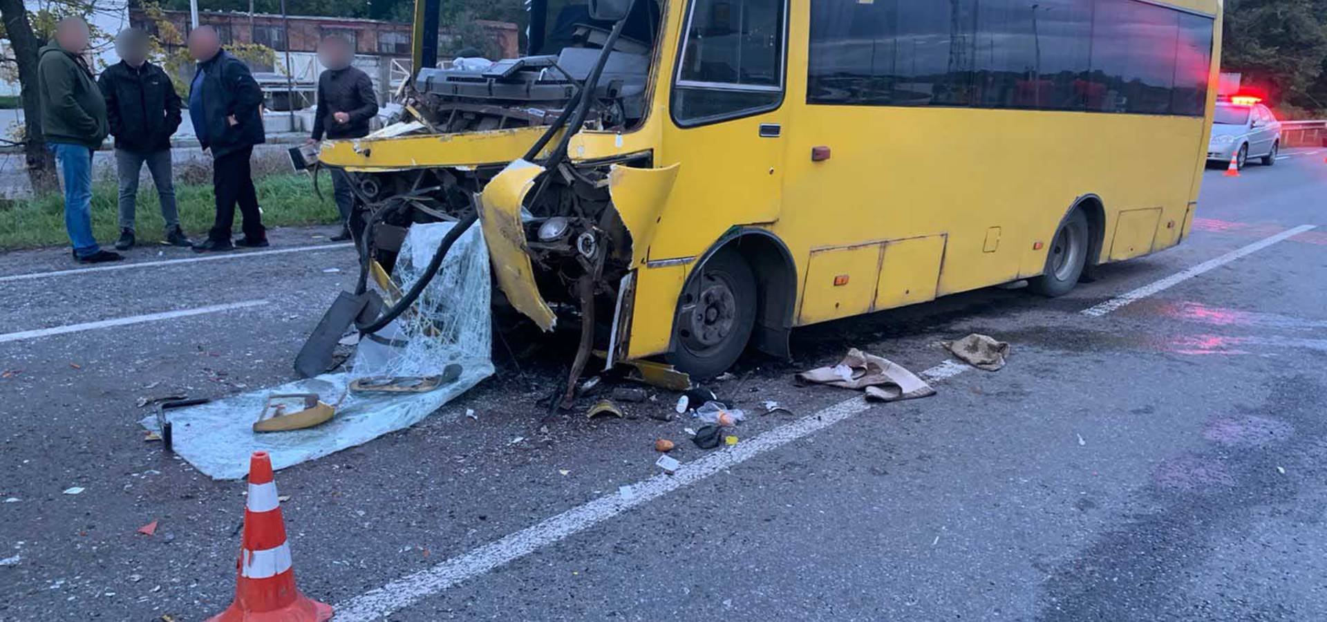 В Якушинцях поблизу Вінниці водій автобуса зіткнувся з вантажівкою. В результаті аварії постраждало 8 людей