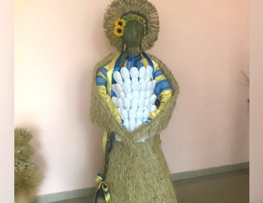 У Хмільницькому районі виготовили двометрову ляльку, яка символізує Україну-матір