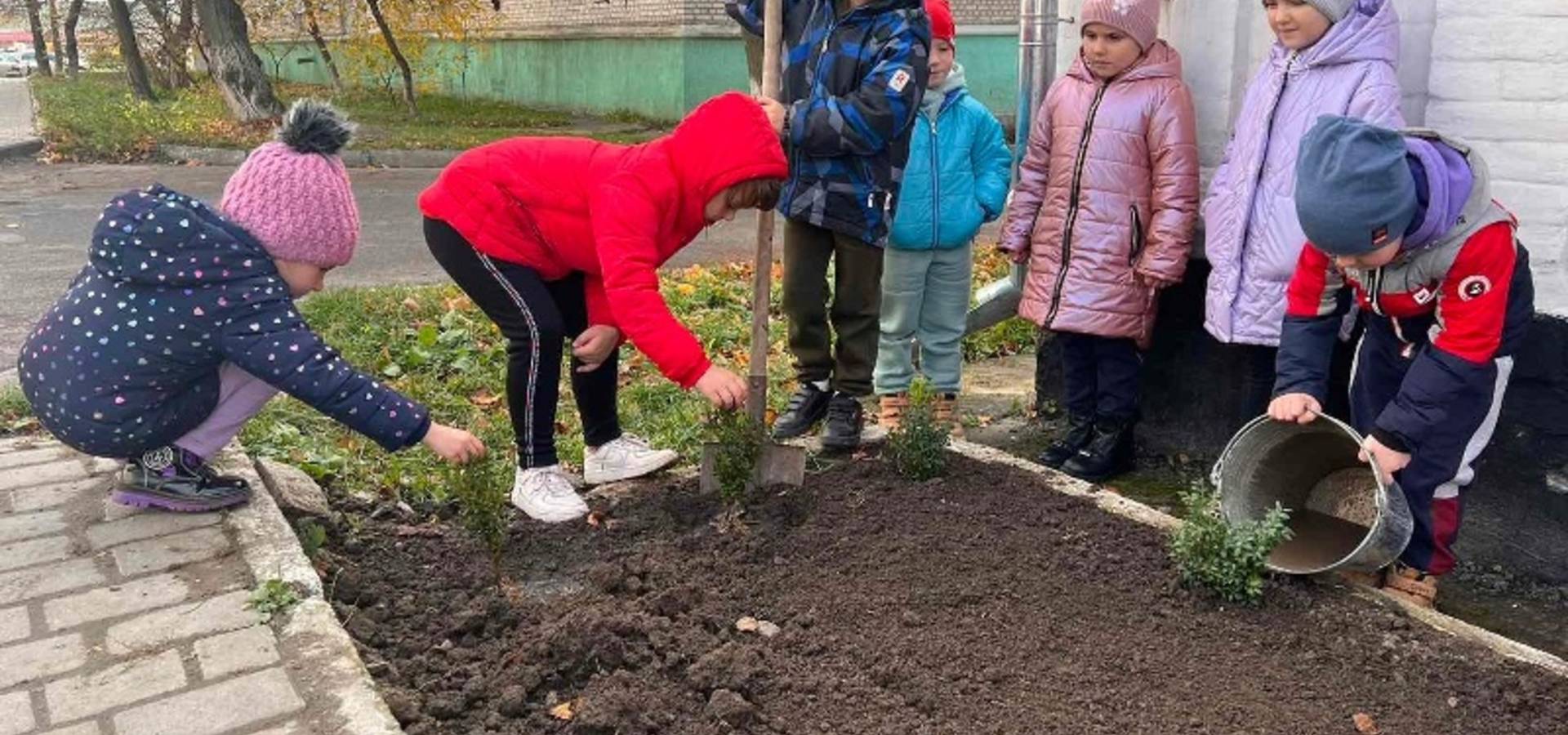 У Хмільнику діти саджають дерева для нашої Перемоги