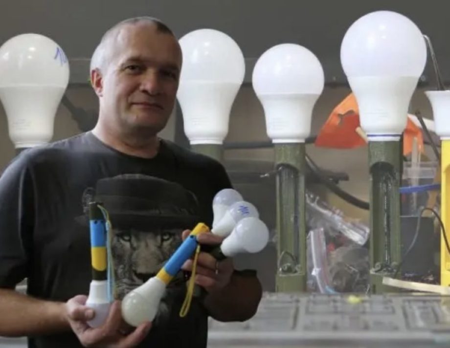 На Вінниччині винахідник власноруч виготовляє бліндажні ліхтарі для ЗСУ