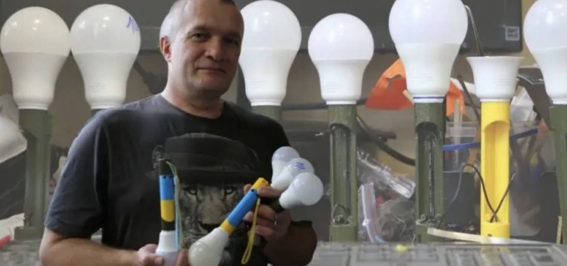 На Вінниччині винахідник власноруч виготовляє бліндажні ліхтарі для ЗСУ