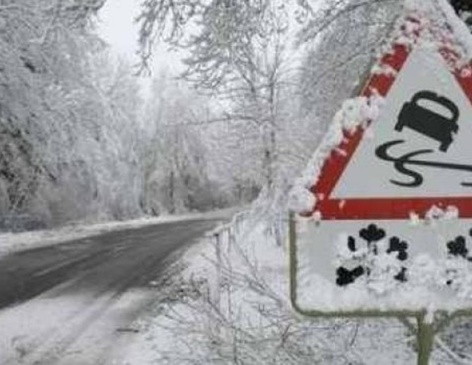 Хмільничан та жителів області попереджають про похолодання, мокрий сніг та ожеледицю