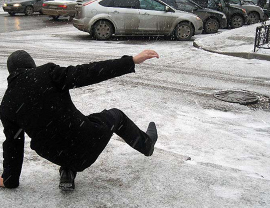 Будьте обережні! Завтра у Хмільнику та області очікується ожеледиця на дорогах та налипання мокрого снігу