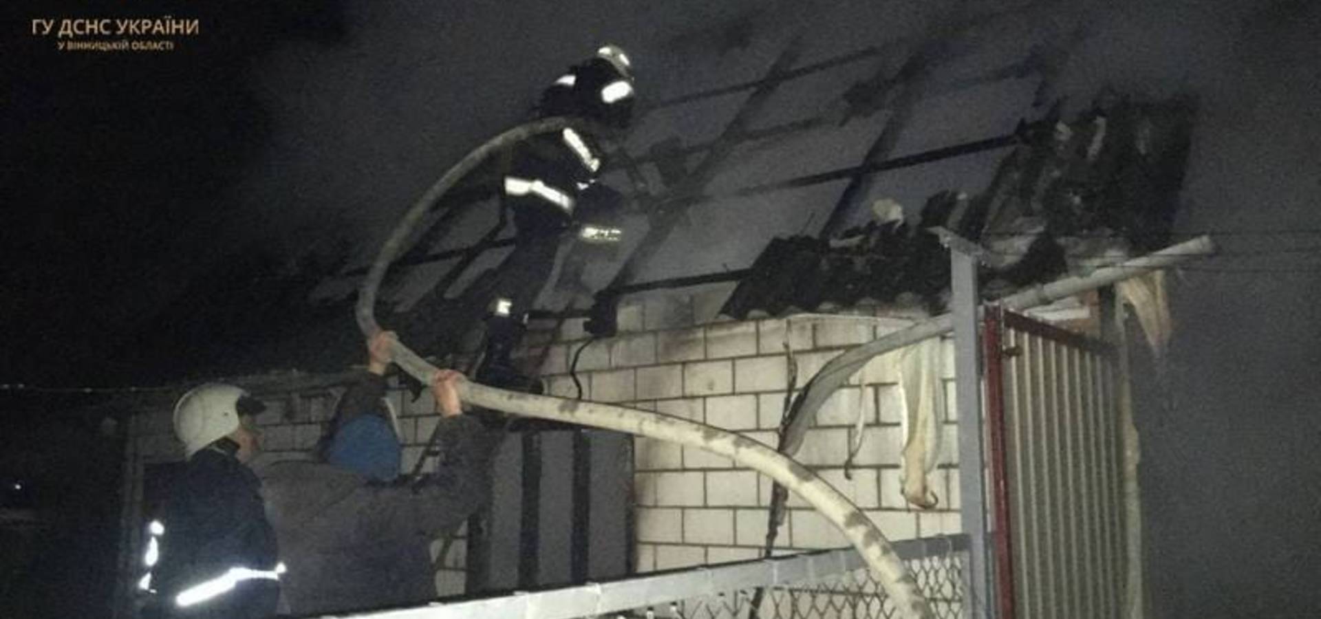 На вулиці Коцюбинського у Хмільнику загорівся гараж