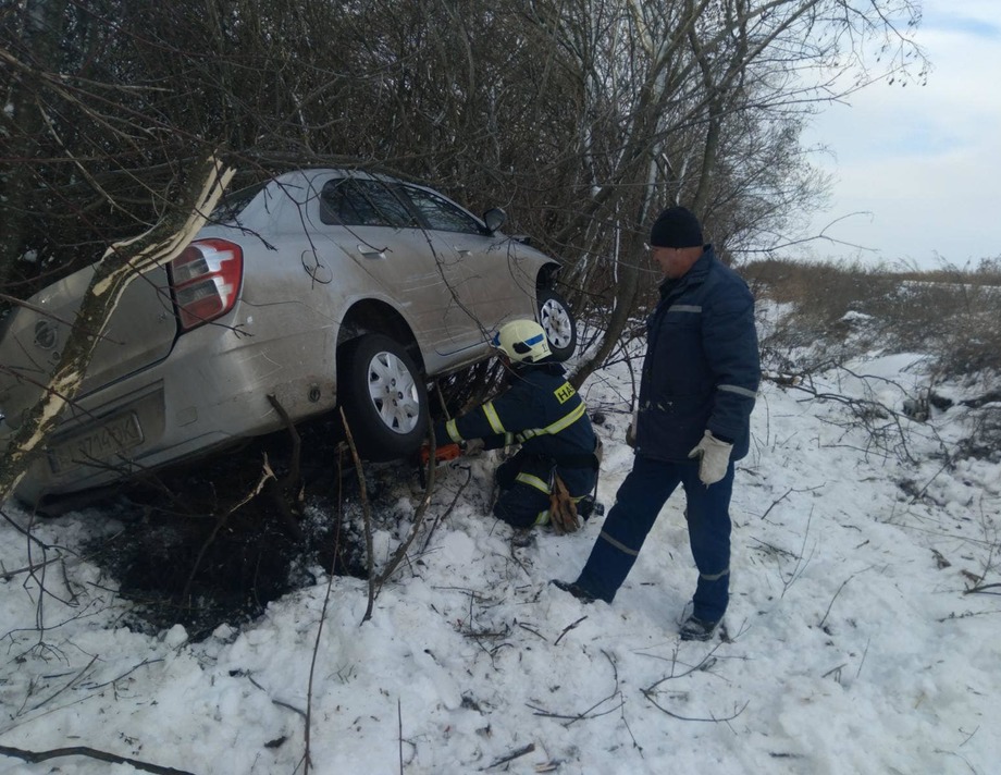 У Хмільницькому районі рятувальники діставали злетівшу з дороги автівку