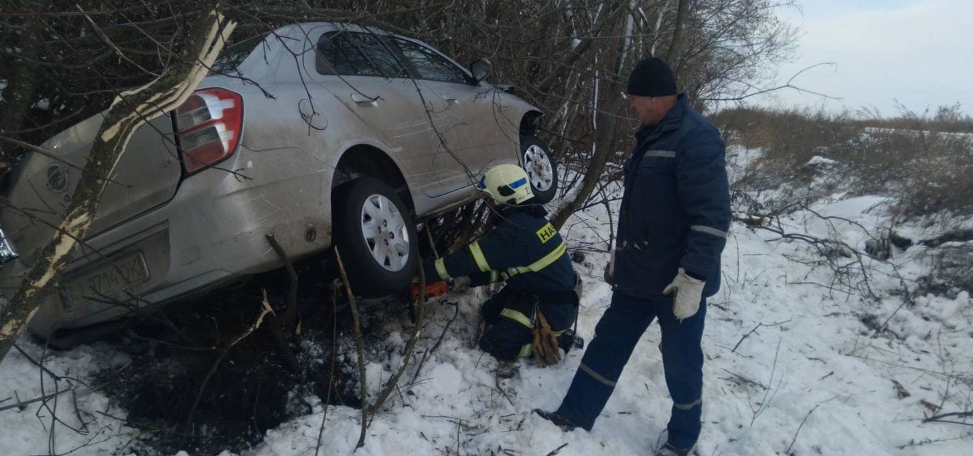 У Хмільницькому районі рятувальники діставали злетівшу з дороги автівку