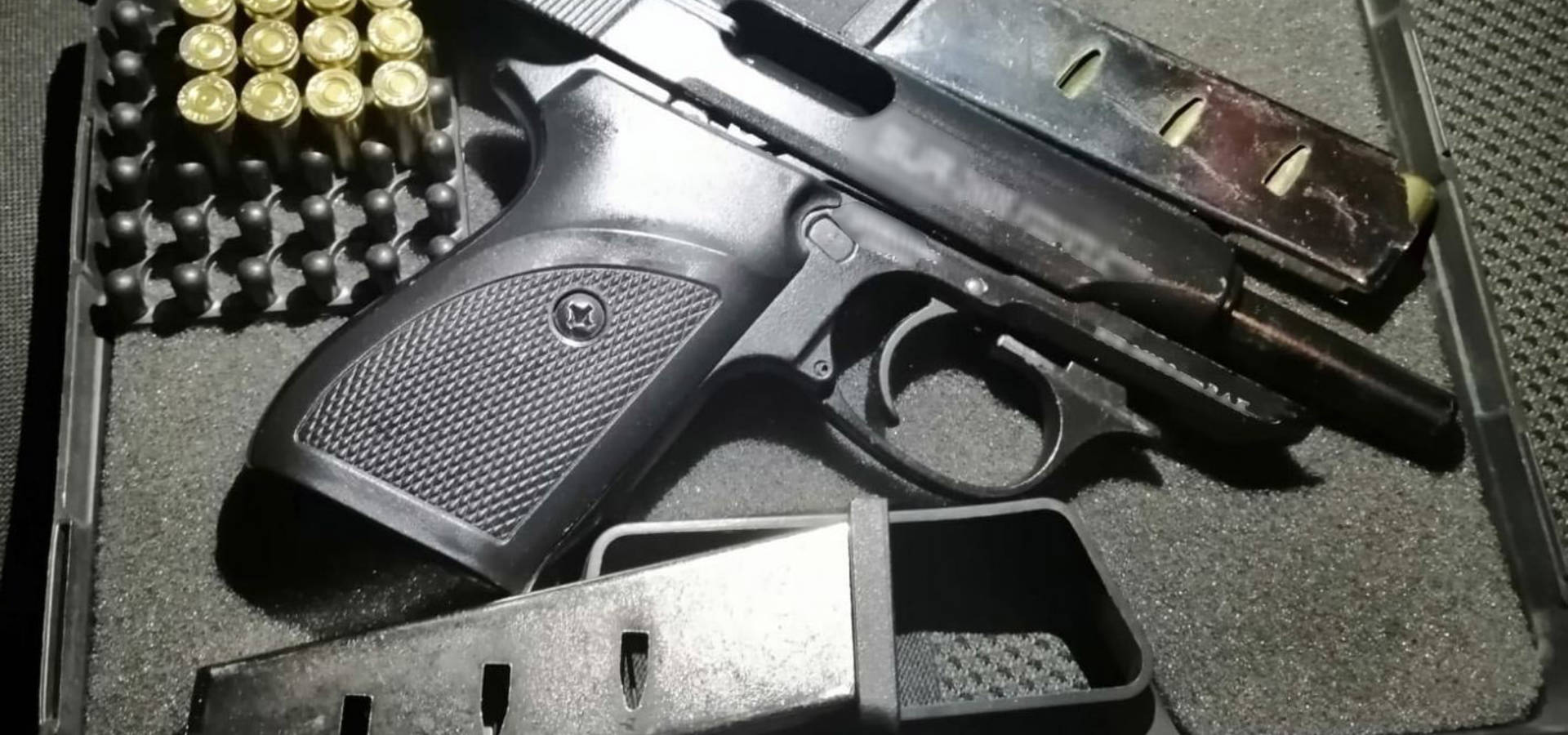 Приклав пістолет до голови відвідувача кафе: у Вінниці затримали зловмисника