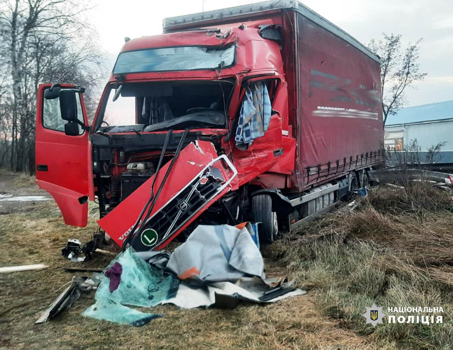 На Вінниччині зіткнулися дві вантажівки: один з водіїв госпіталізований