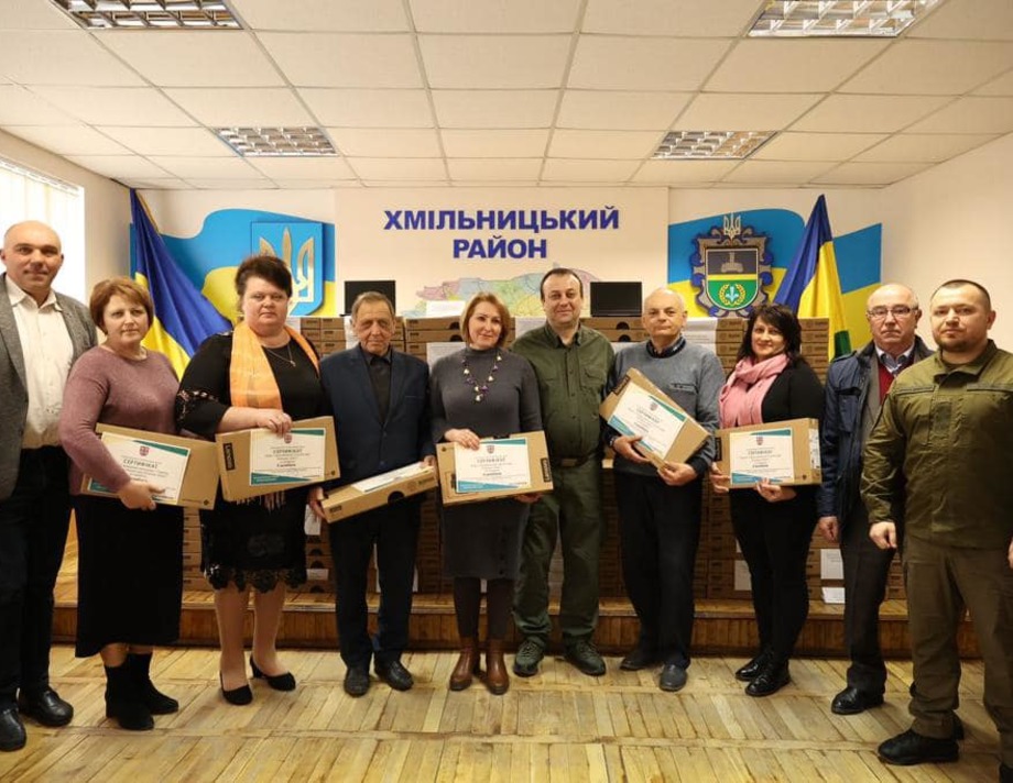 226 хромбуків отримали освітяни Хмільницького району в рамках проєкту "Ноутбук кожному вчителю"