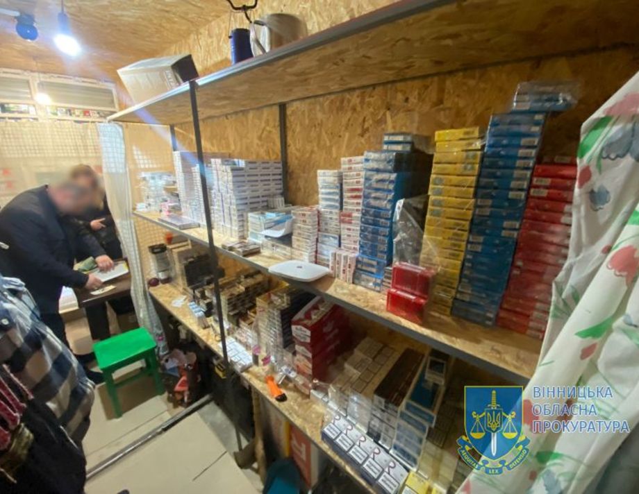 На Вінниччині виявили підпільний бізнес з продажу цигарок. За версією слідства його кришували правоохоронці