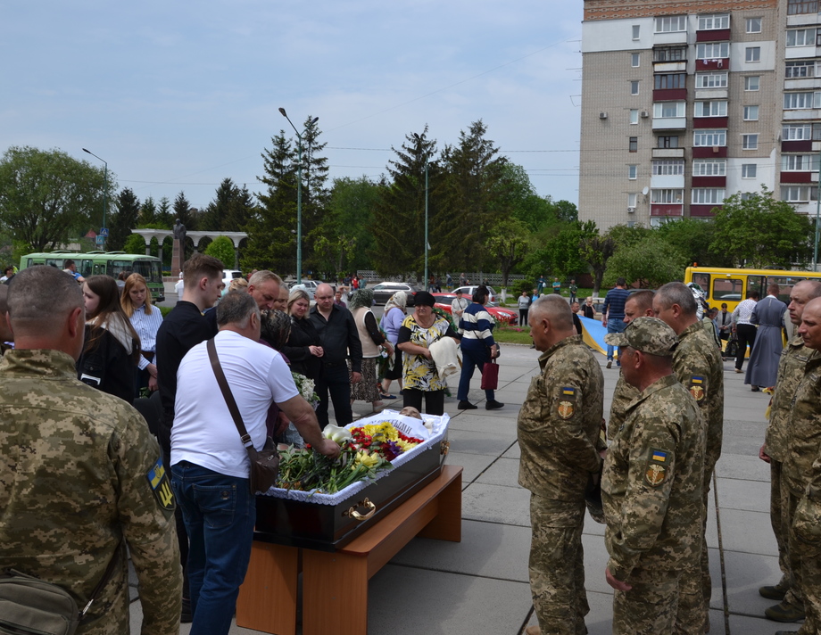 Сьогодні у Хмільнику попрощались з захисником України Олександром Марківським, який загинув поблизу Бахмута