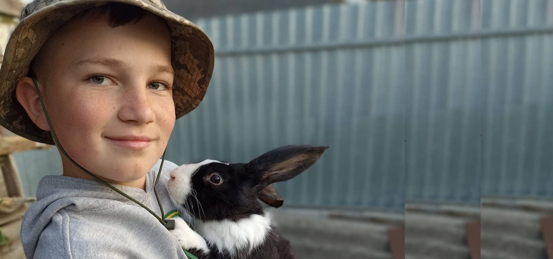 Дванадцятирічний хлопчик з Хмільницького району продає вирощені кролі, щоб зібрати кошти для ЗСУ