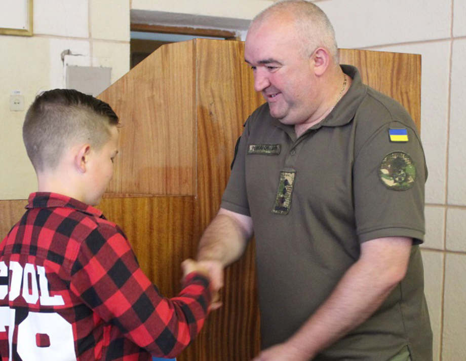 Дванадцятирічний хлопчик з Хмільницького району продав кролів, а за виручені гроші купив нацгвардійцям павербанк