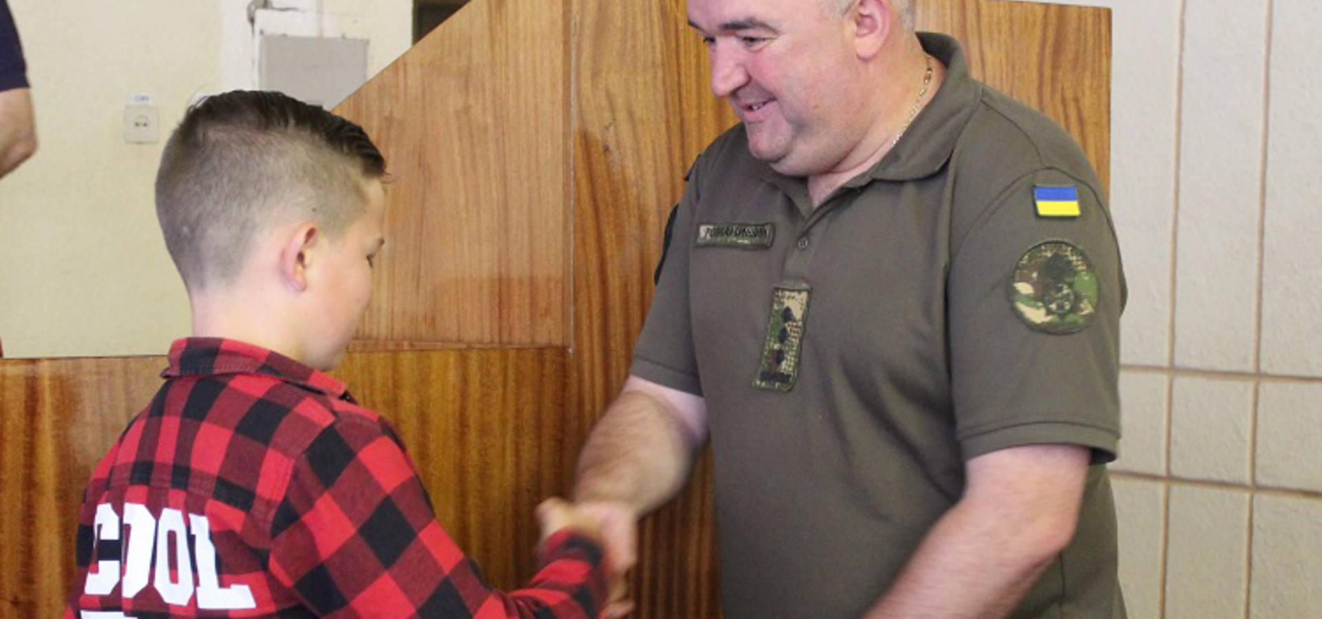 Дванадцятирічний хлопчик з Хмільницького району продав кролів, а за виручені гроші купив нацгвардійцям павербанк