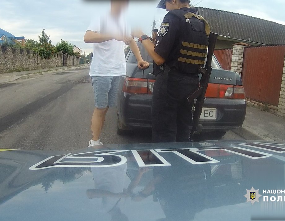 У Хмільнику водій "під наркотою" катався містом, а коли його зупинили хотів відкупитися від поліцейських 
