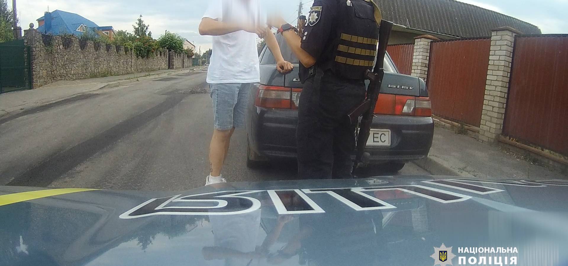 У Хмільнику водій "під наркотою" катався містом, а коли його зупинили хотів відкупитися від поліцейських 