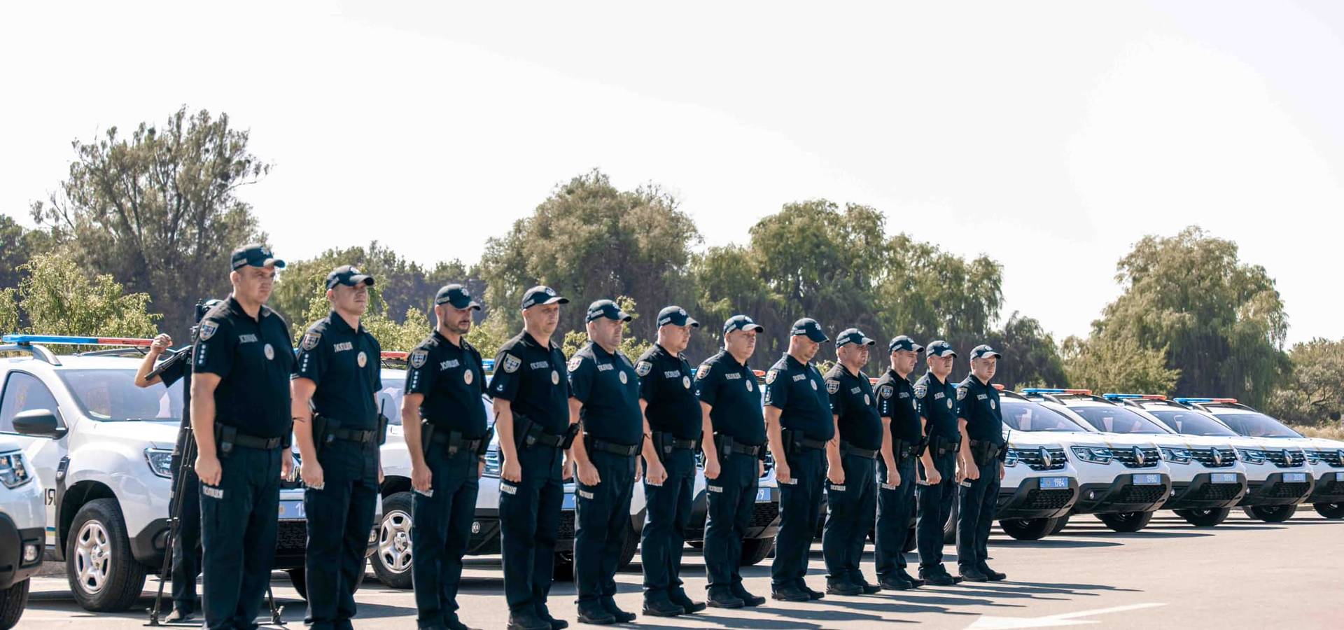 У Хмільнику поліцейські офіцери громад району отримали  24 автомобілі «Renault» 