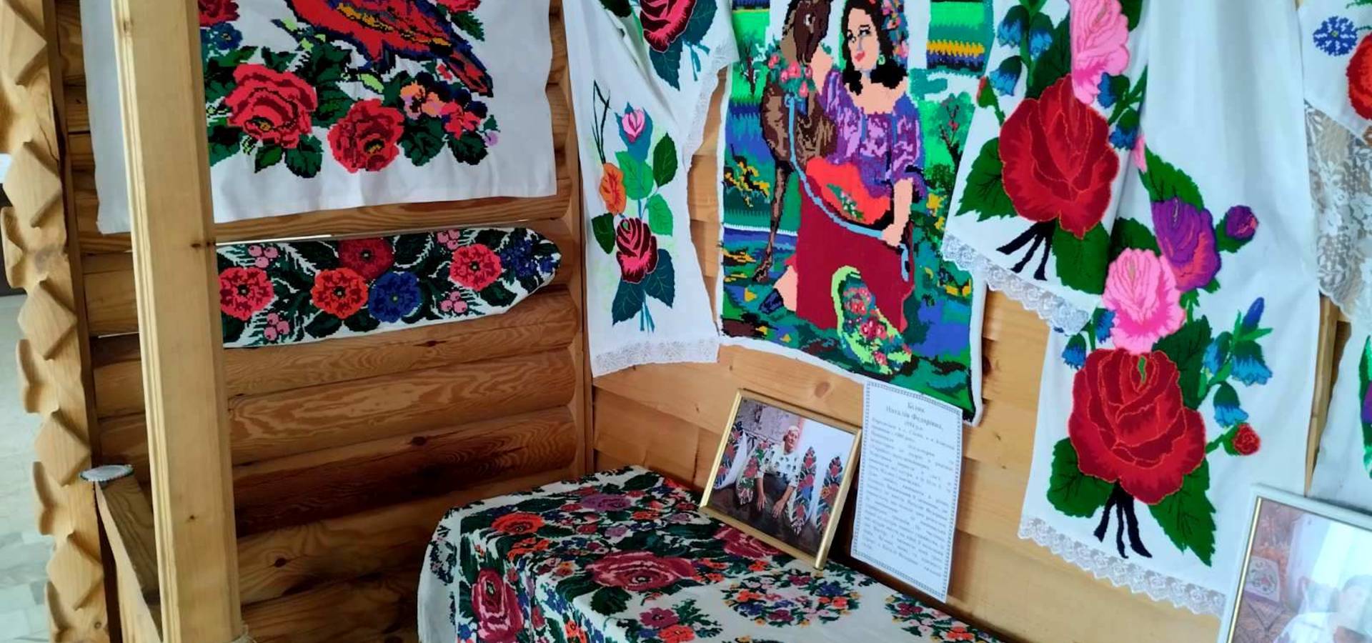 До Дня Незалежності України в Хмільнику проходить виставка вишивальниць з Кожухова