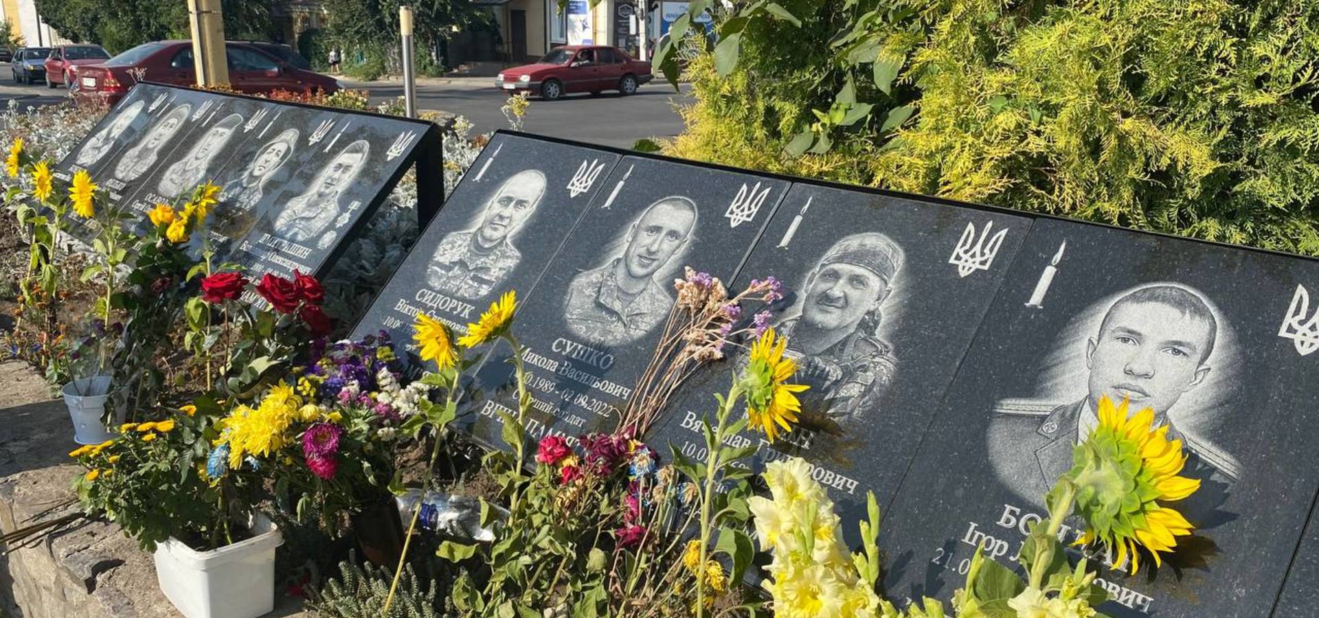 Молитвою та квітами у Хмільнику вшанували пам'ять про захисників України