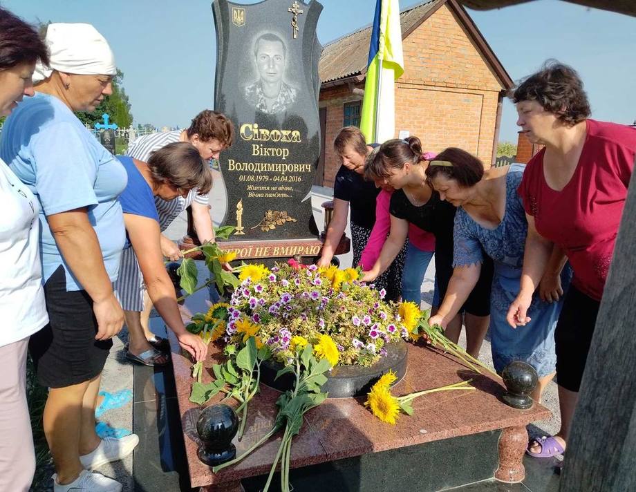 В Хмільницькій громаді вшанували героїв, які загинули за Україну