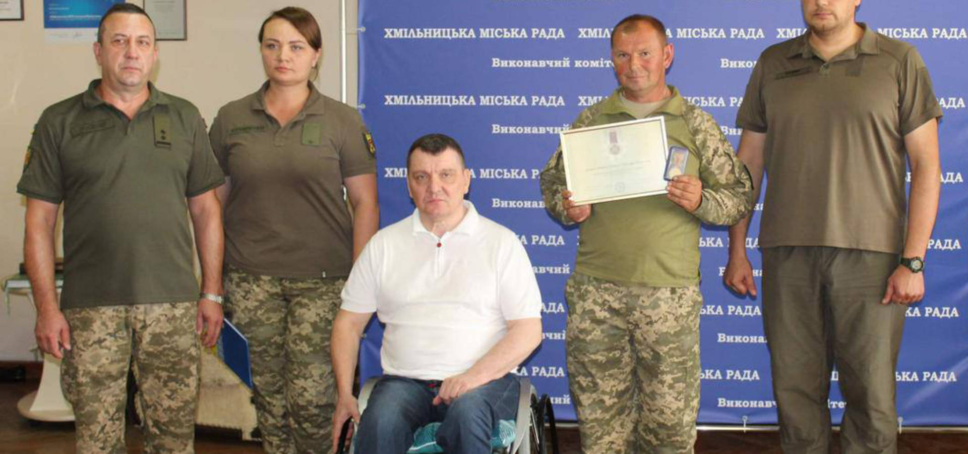 У Хмільнику, молодшому сержанту з Сербанівки Олександру Добридню, вручили відзнаку за "Оборону України"
