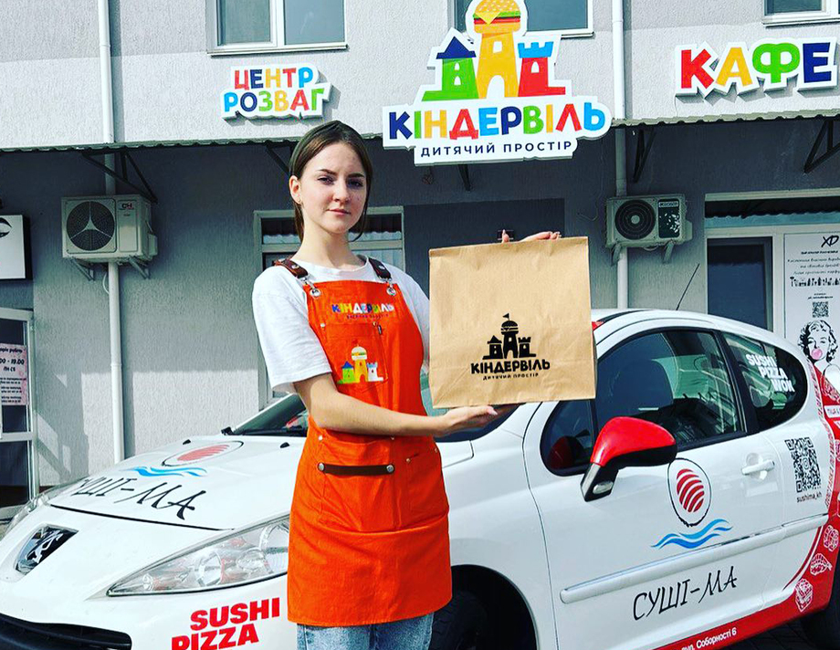 Піцерія "Суші-Ма" та дитячий простір "Кіндервіль" у Хмільнику організували спільну доставку смачних страв 