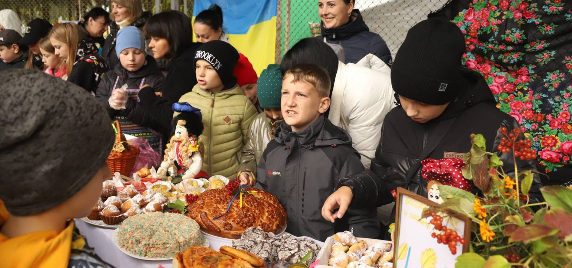 На благодійному  ярмарку у Хмільнику люди зібрали понад 220 тисяч гривень на підтримку ЗСУ