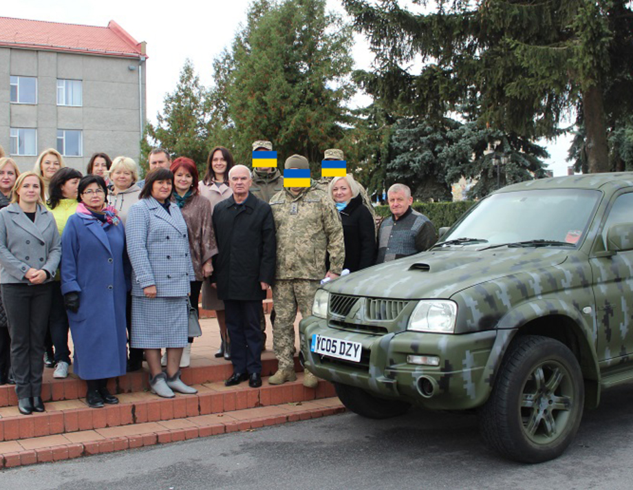 В Хмільницькому районі освітяни та посадовці передали українським захисникам автомобіль