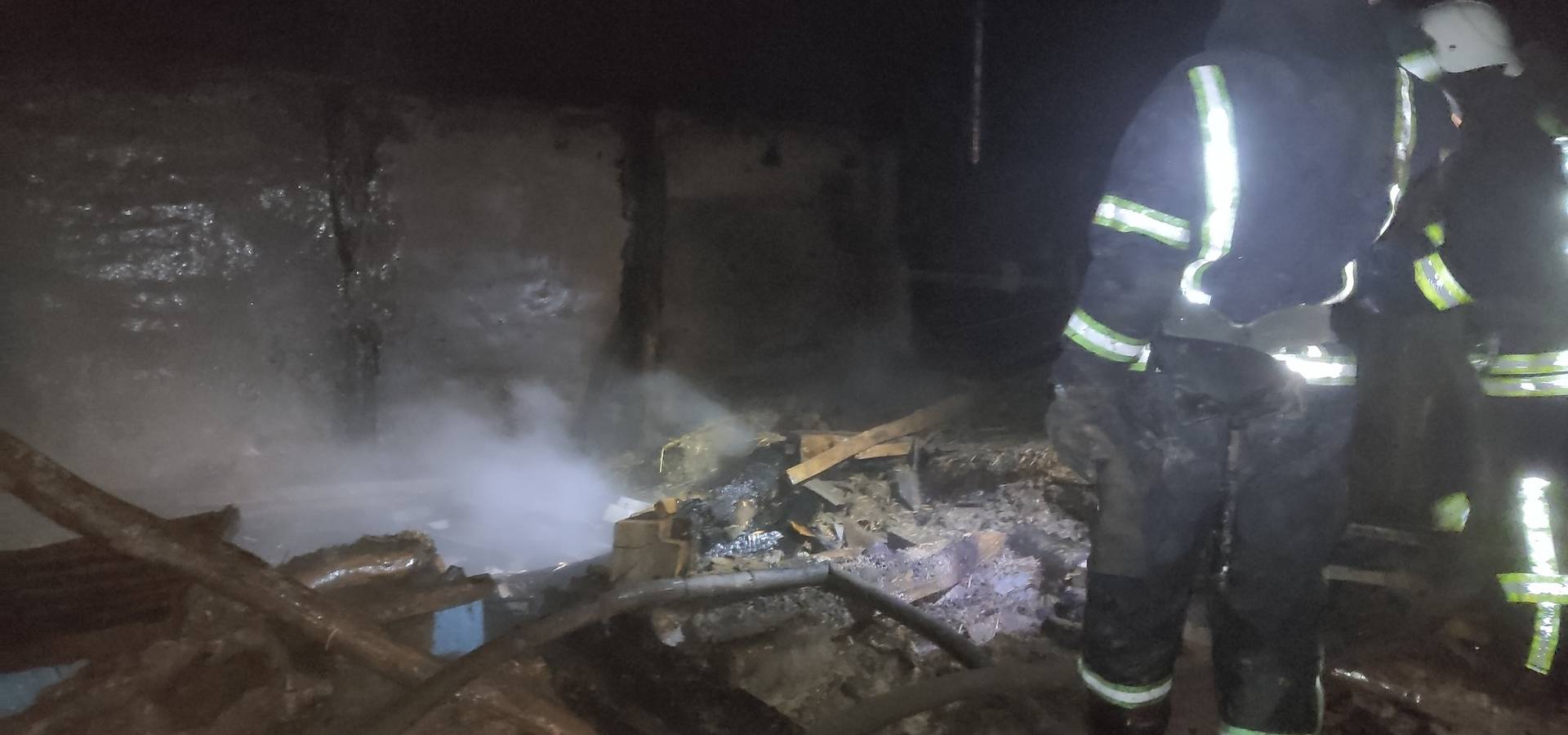 В селі Кривошиї Хмільницької громади з палаючого будинку пожежники врятували жінку
