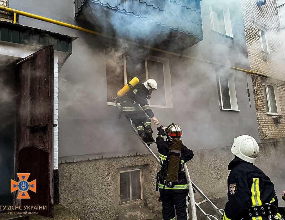 У Хмільнику під час пожежі врятували маму та трьох малолітніх дітей