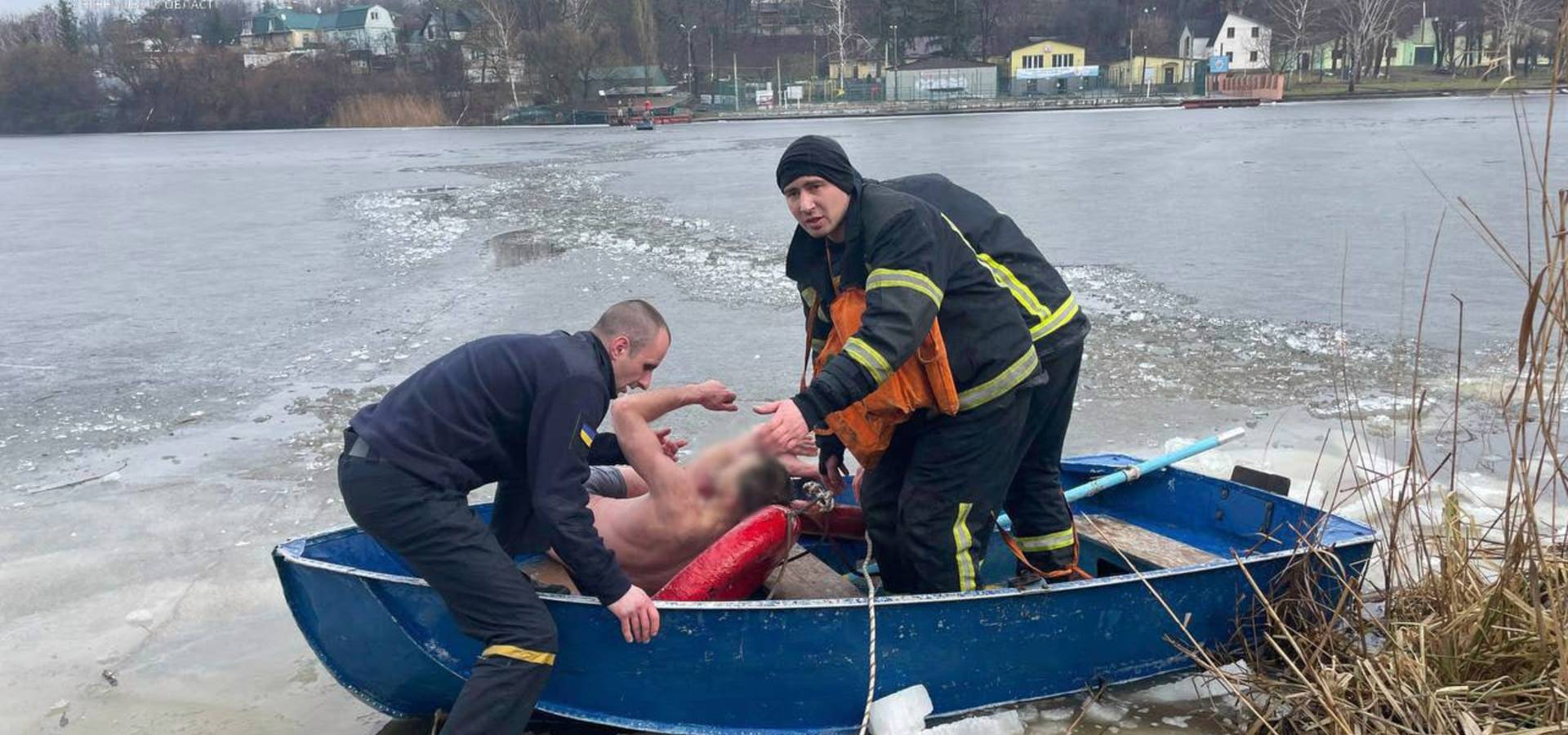 На Вінниччині чоловік пірнув у крижану річку, аби врятувати свого улюбленця