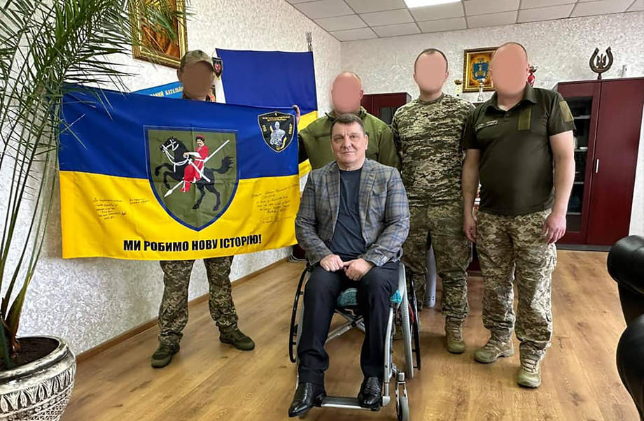 Військовослужбовці 110 бригади подякували Миколі Юрчишину за допомогу та подарували прапор
