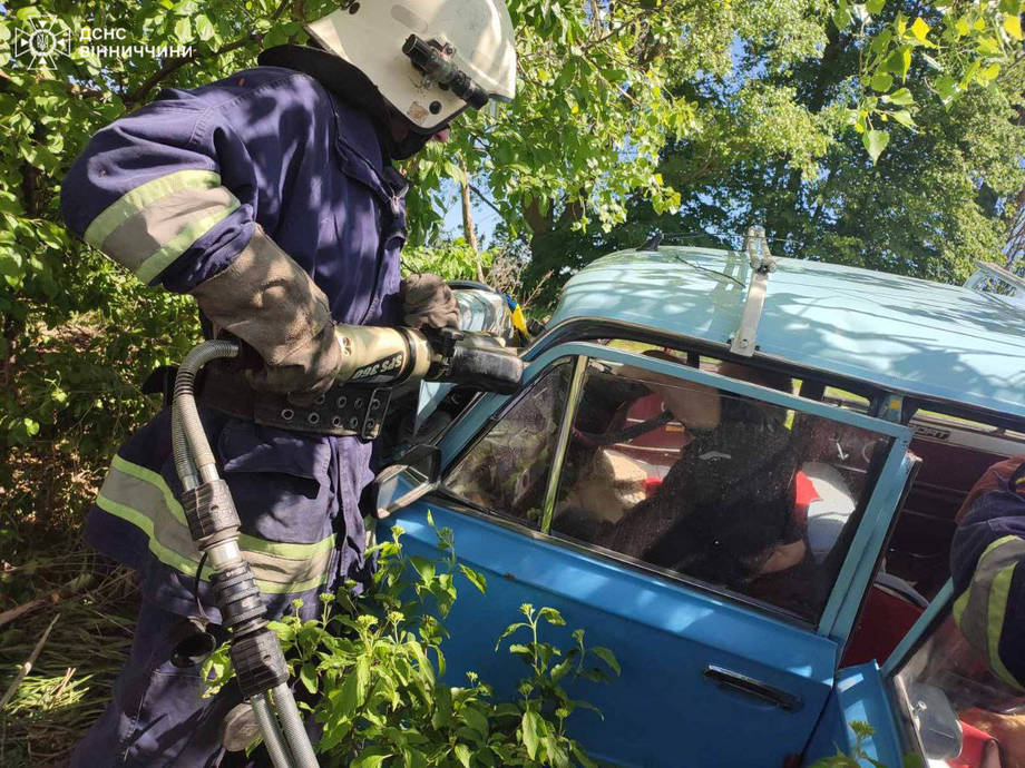 Поблизу села Качанівка Хмільницького району водій "ВАЗ" зіткнувся з деревом