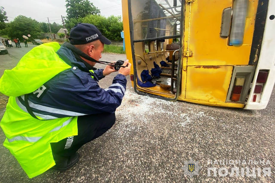 На Вінниччині п'яний водій автобуса спричинив ДТП. Десять пасажирів госпіталізовано (відео)