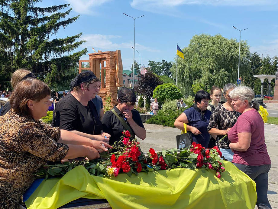 Хмільничани попрощались з 22-річним захисником України Андрієм Бахновським