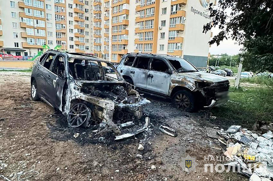 У Вінниці вночі згоріли автомобілі TOYOTA та BMW. Поліція підозрює підпал