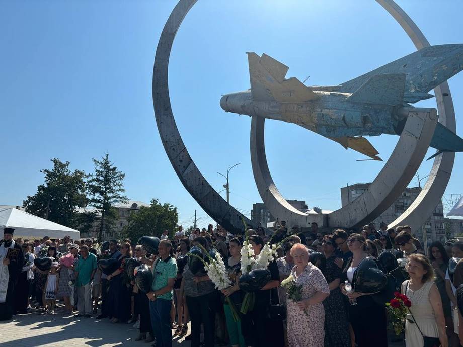 У Вінниці біля стели пам'яті вшанували загиблих внаслідок ракетного обстрілу окупантів