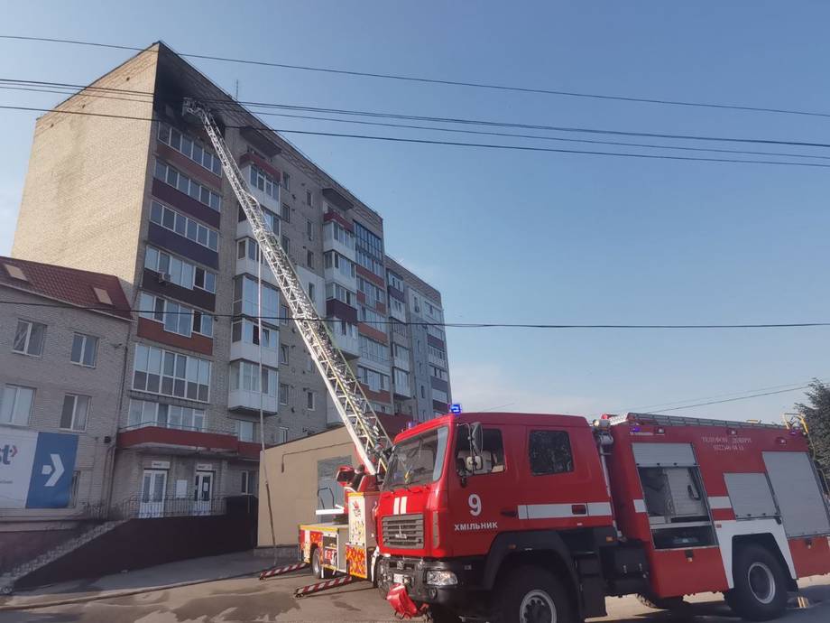 У Хмільнику на дев'ятому поверсі багатоповерхівки горить квартира 