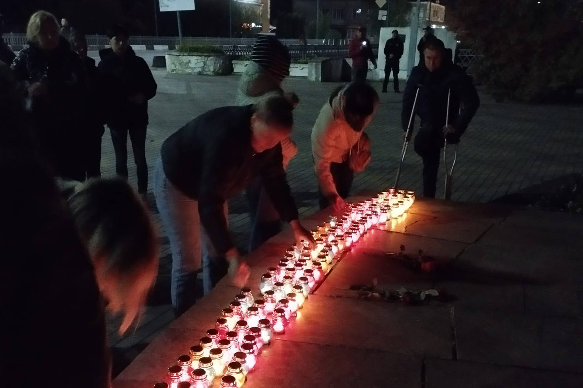 У Хмільнику запалили лампадки та вшанували пам'ять захисників і захисниць