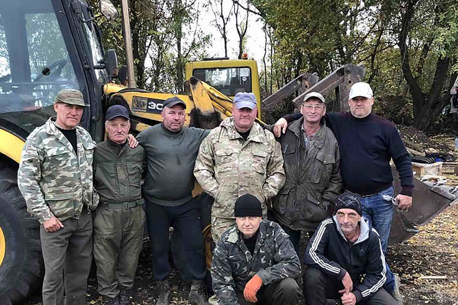 Калинівчани будували фортифікаційні споруди на Донеччині