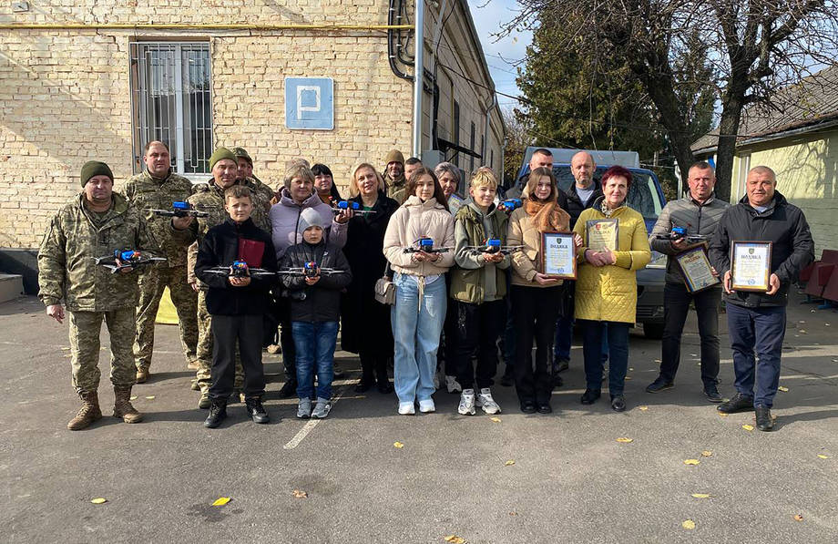 Автомобіль, дрони і ще багато чого відправили з Хмільника на фронт