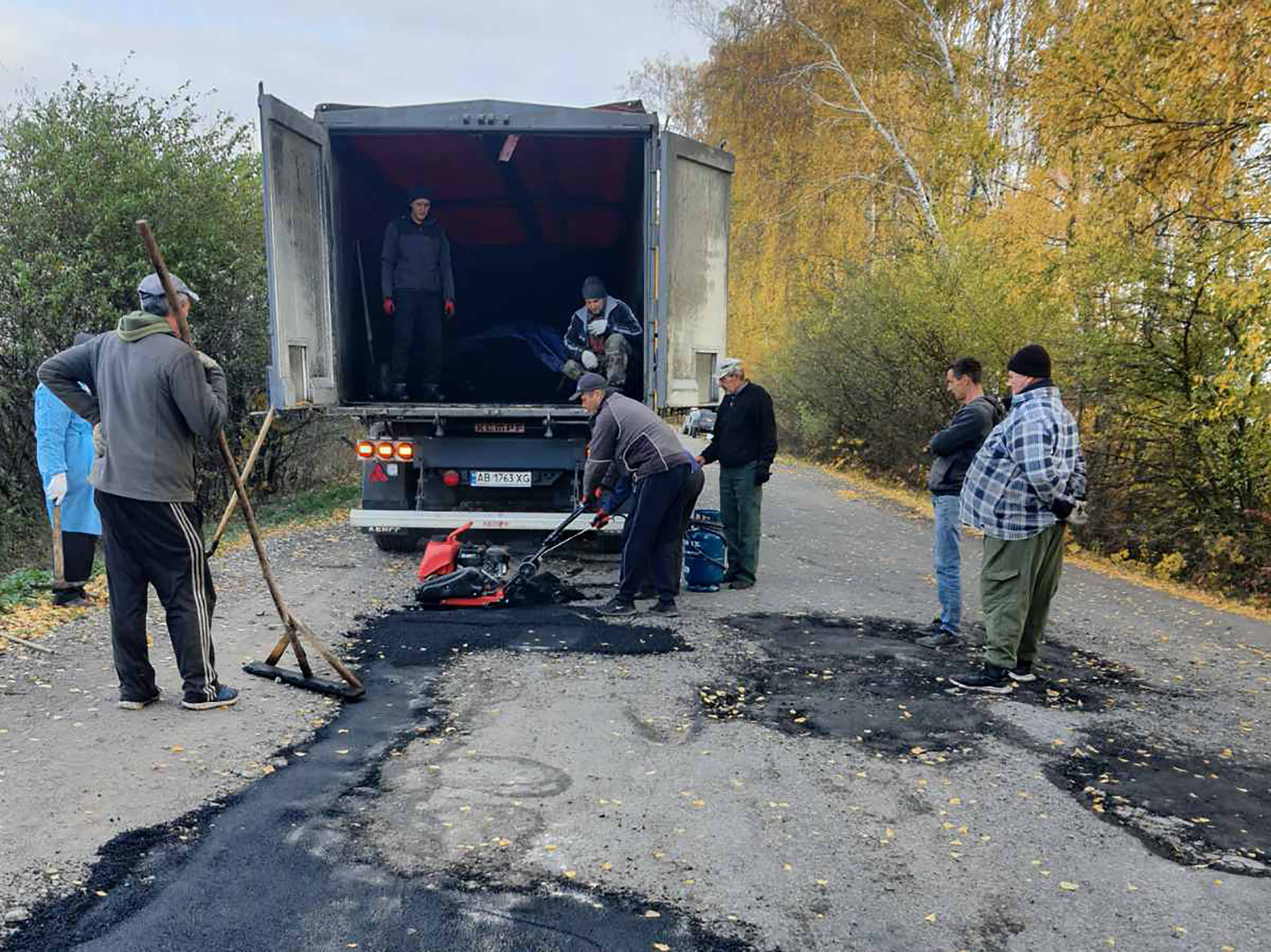 В Калинівській громаді фермер власним коштом ремонтує обласні дороги