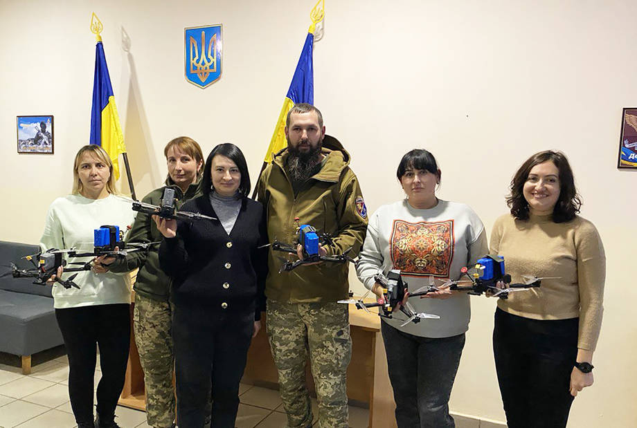 Вісім дронів передали працівники Хмільницького РТЦК та СП побратимам полеглого за волю і незалежність України хмільничанина