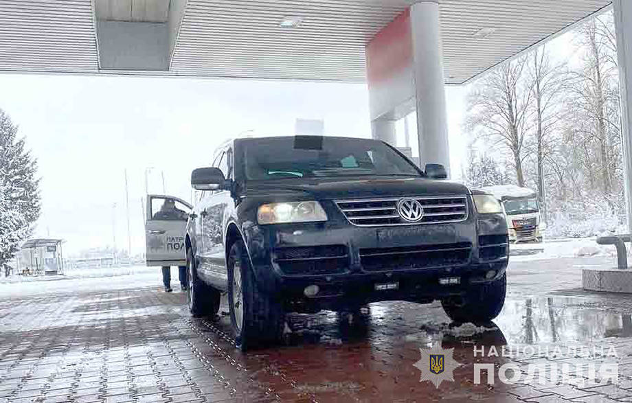 У Хмільницькому районі поліція зупинила порушника ПДР і виявила у нього зброю