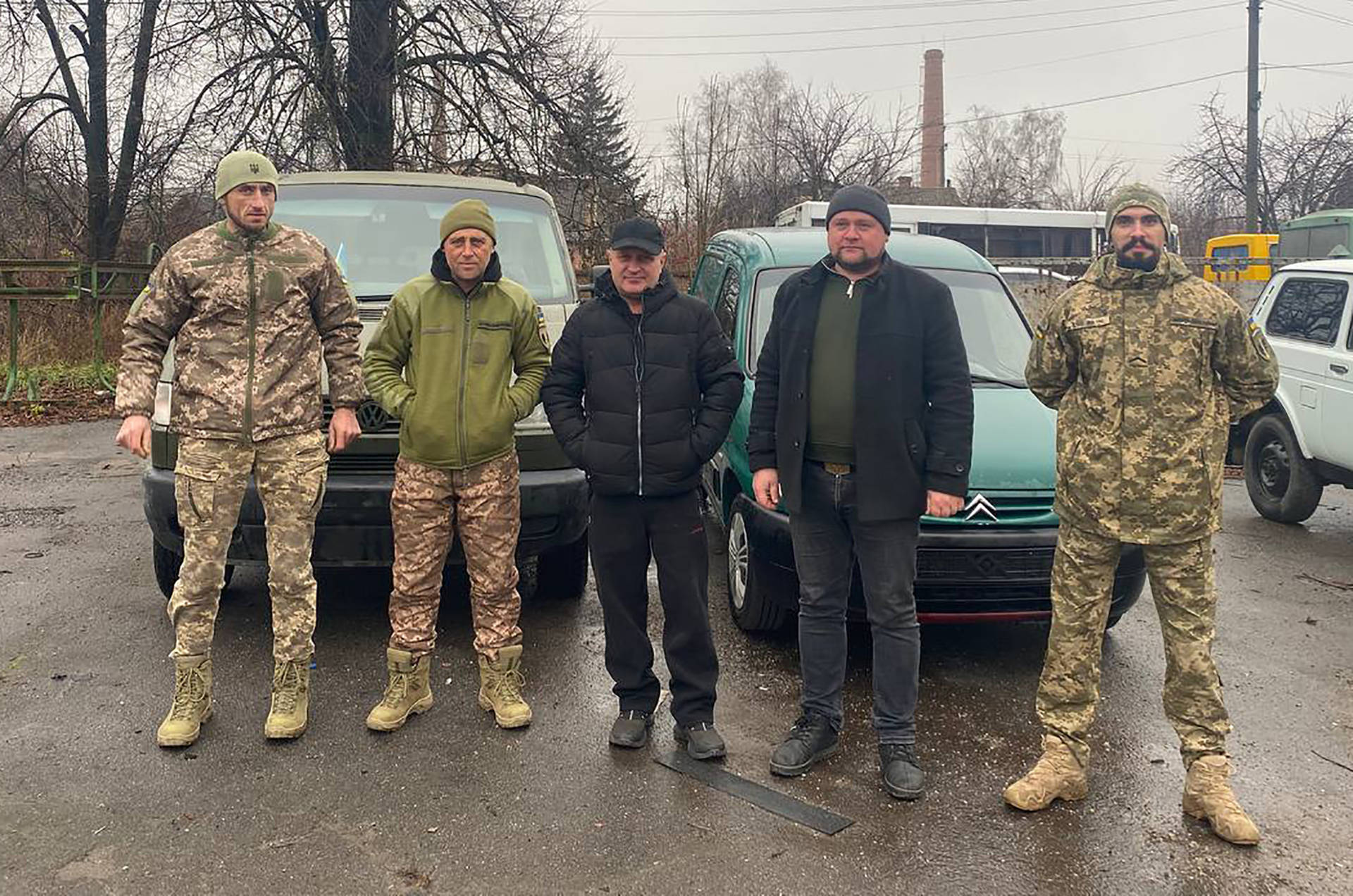 Ще дві автівки відравились з Хмільника допомагати захисникам боронити українське небо