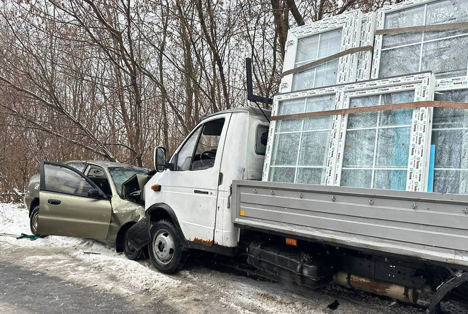 В Хмільницькому районі Daewoo влетіло у Газель. Водійка і пасажир госпіталізовані