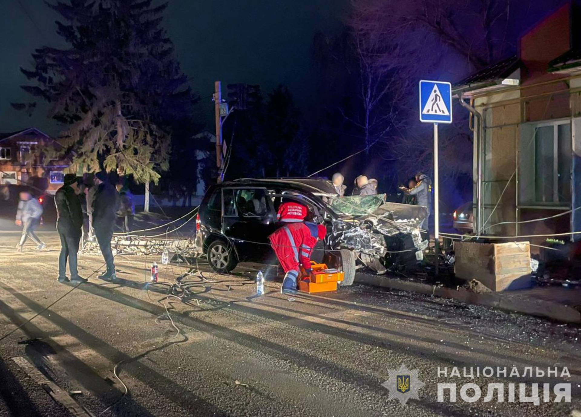 Жахлива аварія сталася  в центрі Хмільника. Автівка на швидкості знесла електроопору