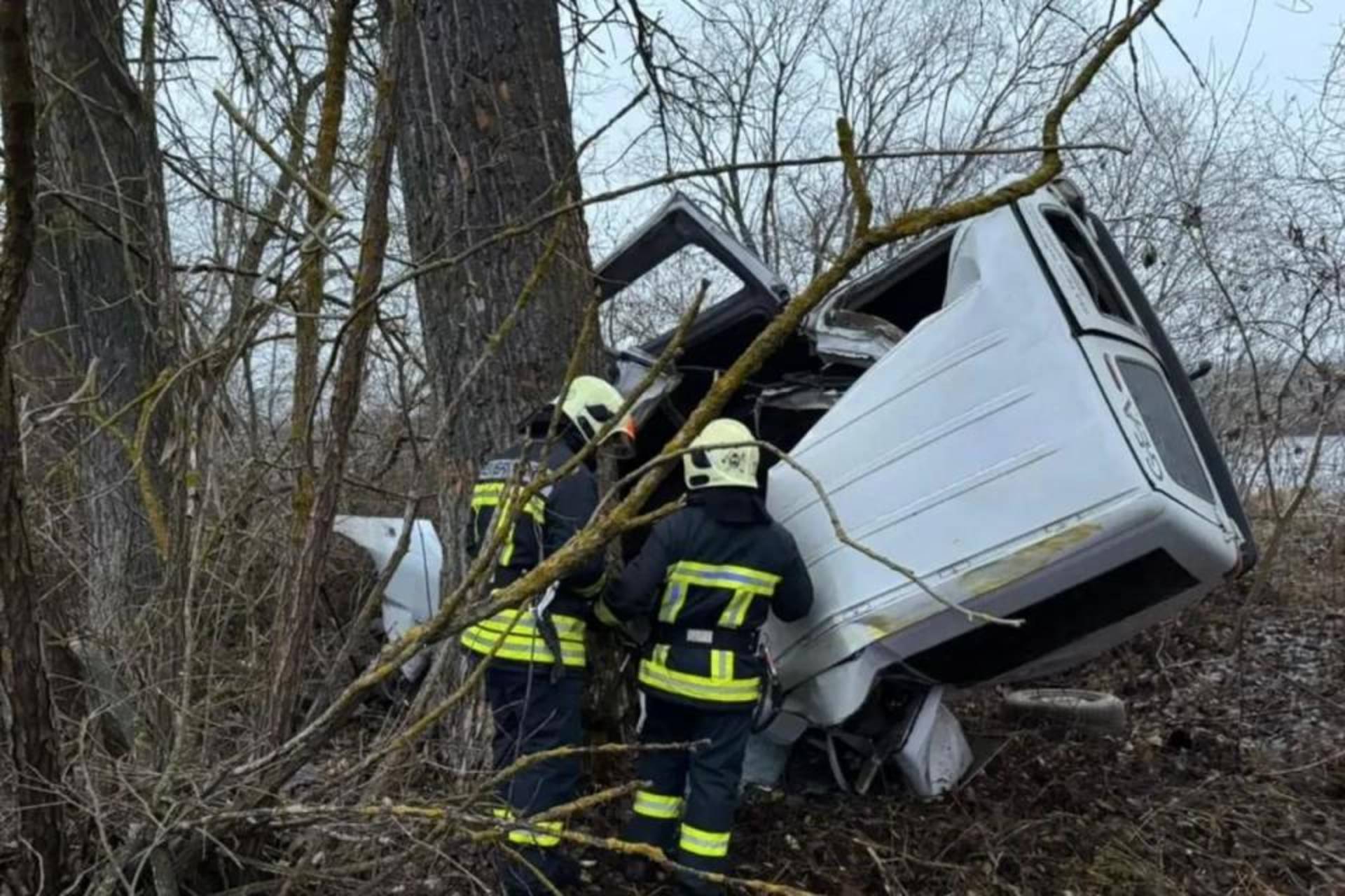 В Хмільницькому районі сталася смертельна ДТП. Мертве тіло з понівеченого авто діставали рятувальники